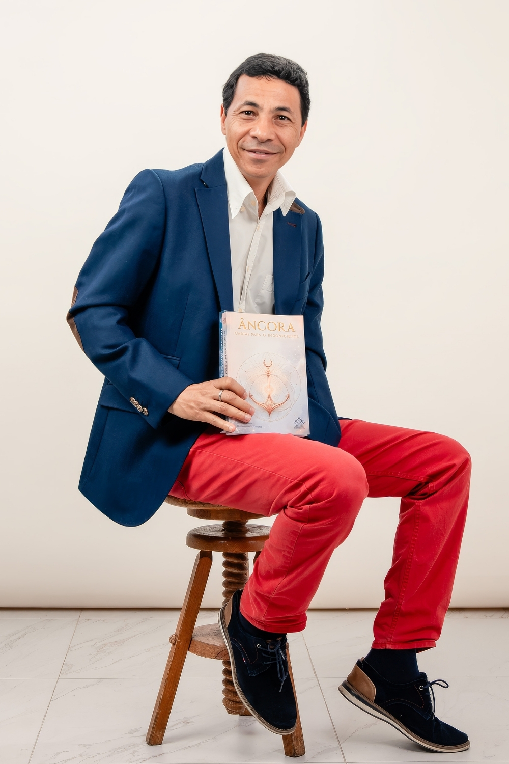 Edmar Silva com o livro Âncora — Cartas para o Inconsciente